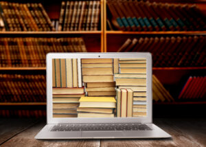 Ordinateur portable avec livres affichés.
